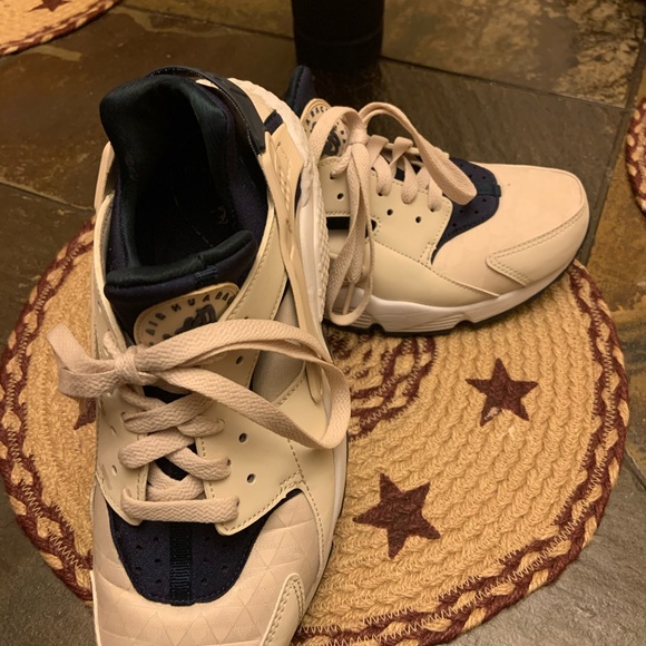 EUC Nike Air Huarache Run SE - Picture 4 of 5